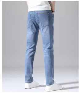 Vista posteriore di jeans da uomo azzurri a gamba dritta con dettagli delle tasche