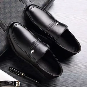 Mocassins classiques en cuir noir pour hommes avec semelles souples et style business.