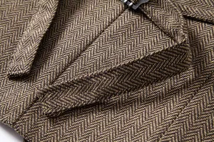 Makro-Detail der braunen Herren-Fischgräten-Tweed-Weste mit Textur und Nähten