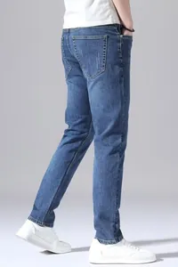 Dettaglio dei classici jeans in denim blu da uomo con vestibilità elasticizzata comoda