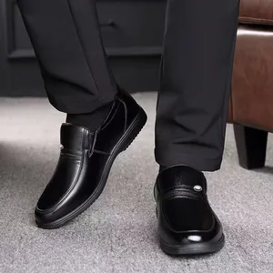 Chaussures élégantes en cuir noir pour hommes avec semelles souples et finition polie