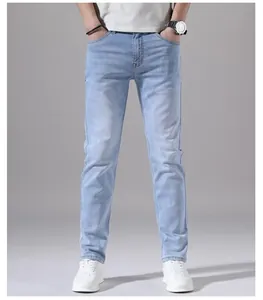 Vista frontale di jeans elasticizzati azzurri da uomo vestibilità slim