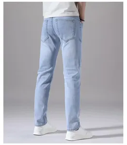 Vista posteriore di jeans in denim elasticizzato azzurro da uomo a gamba dritta