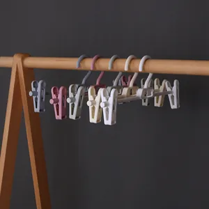 Perchas multifuncionales para pantalones de plástico estilo japonés en un estante de madera