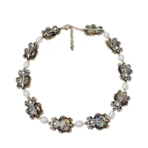 Collana di perle insetto vintage con ciondoli a scarabeo e inserti in conchiglia lucida