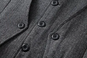 Nahaufnahme der grauen Fischgrät-Weste mit feiner Textur und schwarzen Knöpfen im Detail