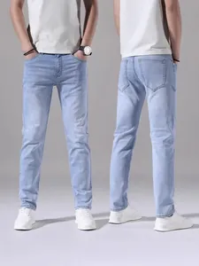 Jeans dritti classici da uomo in blu chiaro con tessuto elasticizzato e cinque tasche