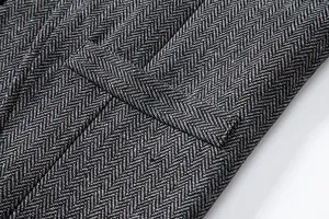 Makrodetail der klassischen grauen Fischgräten-Wolltextur und Tasche einer Herren-Vintage-Weste