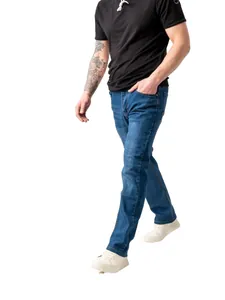 Jeans classici blu da uomo in denim elasticizzato a gamba dritta su modello in studio
