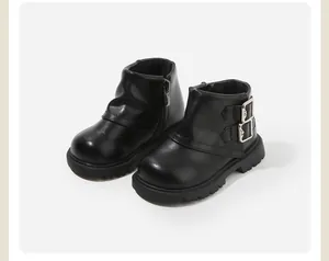 Detailansicht schwarzer Kleinkinder-Lederstiefel mit stilvollen Schnallenakzenten.