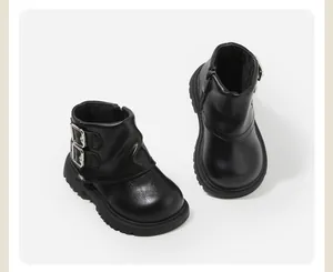 Seitenansicht schwarzer Kleinkinder-Stiefeletten mit Schnallen- und Reißverschluss-Details