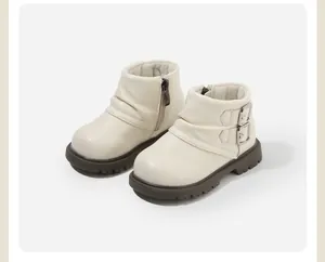 Nahaufnahme cremefarbener Mode-Stiefel für Kleinkinder mit Reißverschluss