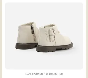 Detailansicht von cremefarbenen Kleinkind-Stiefeletten mit Reißverschluss und Schnallen.