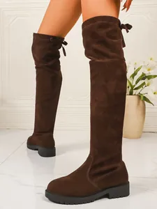 Eleganti stivali sopra il ginocchio in camoscio marrone scuro con fiocco e suola piatta robusta.