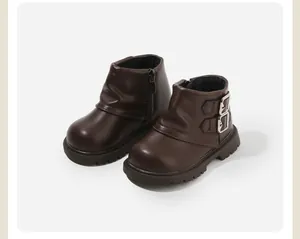 Detailansicht der dunkelbraunen Lederstiefel für Kleinkinder mit silbernen Schnallen