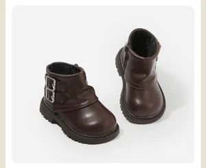 Hochwertige Nahaufnahme brauner Kleinkinderstiefel mit silbernen Schnallen-Details
