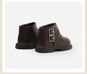Seitenansicht brauner Kleinkinder-Lederstiefel mit silbernen Schnallen und Reißverschluss