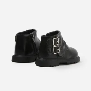 Stylische schwarze Mädchen-Stiefeletten mit doppelten Schnallen und Seitenreißverschluss.