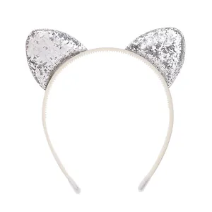 Vista dettagliata del cerchietto con orecchie di gatto glitterate argento e denti