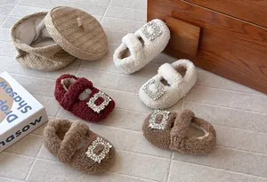 Gemütliche Mädchen-Plüschschuhe mit eleganten Strass-Schnallen in warmen Herbstfarben.