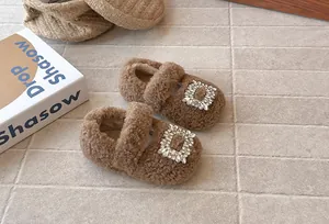Nahaufnahme von warmen braunen Sherpa-Mädchen-Mary-Jane-Schuhen mit Kristallschnalle