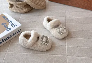Detailansicht der flauschigen Mädchen-Mary-Janes mit luxuriöser Strass-Schnalle