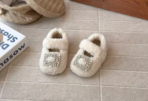 Detailansicht flauschiger Mädchenschuhe mit luxuriöser Strassschnalle-Dekoration