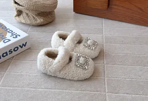 Nahaufnahme von flauschigen Mädchen-Mary-Janes mit Strass-Schnalle