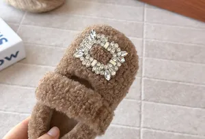 Nahaufnahme der glitzernden Strass-Schnalle an warmen braunen Plüsch-Prinzessinnen-Schuhen.