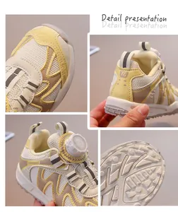 Dettagli ravvicinati delle scarpe da ginnastica per bambini con fibbia rotante e mesh