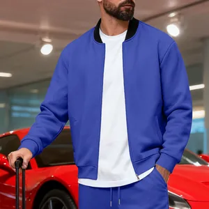 Vista detallada del conjunto de chaqueta deportiva azul real para hombre con diseño casual