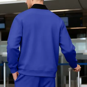 Vista trasera de una chaqueta deportiva azul real para hombre en un entorno de aeropuerto