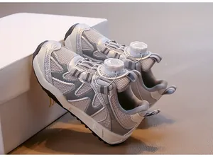Vista ravvicinata di sneakers grigie traspiranti per bambini con fibbia rotante