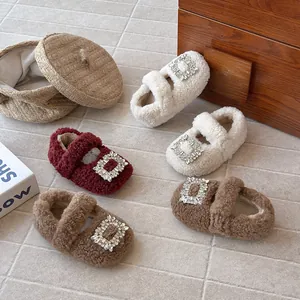 Gemütliche Fleece-Winterschuhe für Mädchen mit glitzernden Strass-Schnallen in Soft.