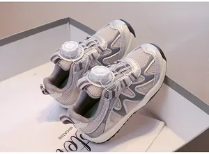 Dettaglio di scarpe sportive grigie per bambini con mesh e chiusura a rotella