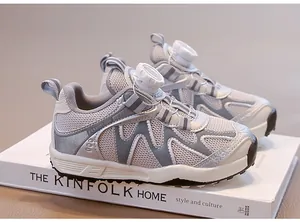 Vista dettagliata di scarpe da ginnastica per bambini in mesh con sistema a fibbia rotante.