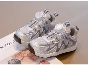 Dettaglio di sneaker in mesh argento per bambini con moderno sistema a fibbia rotante