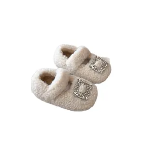 Plüschige cremefarbene Kinder-Mary-Janes mit glitzernder Strassschnalle für winterliche Wärme.