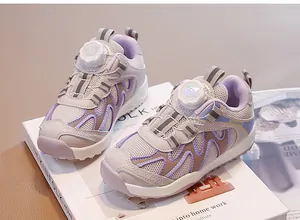Vista dettagliata di scarpe sportive viola per bambini con mesh traspirante e fibbia rotante