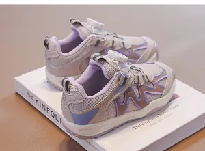 Dettaglio ravvicinato di sneaker per bambini in mesh viola con chiusura a rotella