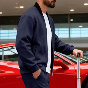 Chaqueta bomber azul marino de hombre en escena de viaje con coche de lujo fondo