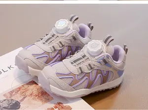 Primo piano di sneakers in mesh traspirante viola per bambini con sistema a rotella
