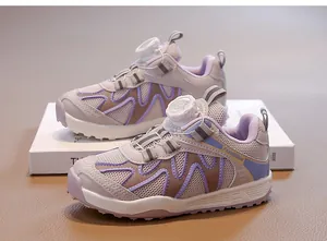 Vista dettagliata scarpe sportive viola per bambini con mesh traspirante e fibbia rotante