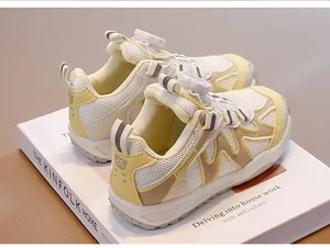 Vista dettagliata delle sneakers in mesh traspirante per bambini con chiusura a rotella
