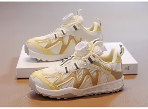 Vista dettagliata di scarpe da ginnastica per bambini con fibbia rotante gialla