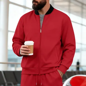 Vista detallada de un conjunto de chaqueta bomber roja para hombre con pantalón deportivo