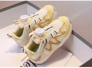 Vista dettagliata di scarpe da ginnastica in mesh per bambini con fibbia rotante.