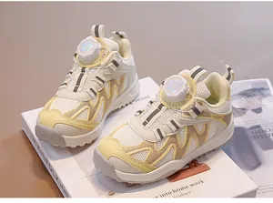 Dettaglio di sneakers in mesh traspirante per bambini con sistema a fibbia rotante