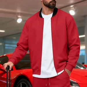 Detalle de una chaqueta bomber roja para hombre con cuello alto negro y cremallera de metal