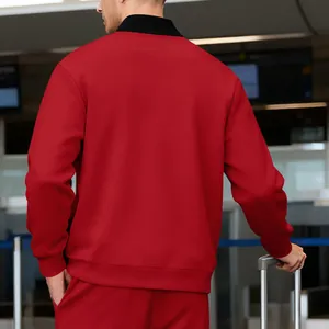 Vista trasera de una chaqueta deportiva roja elegante para hombre con cuello alto